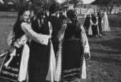 paul-schutzer-rumanian-peasant-girls-in-their-local-costumes-on-a-sunday-afternoon